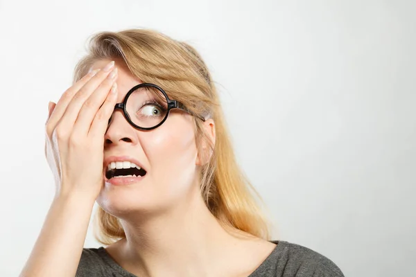 Ängstliches Mädchen mit Brille. — Stockfoto