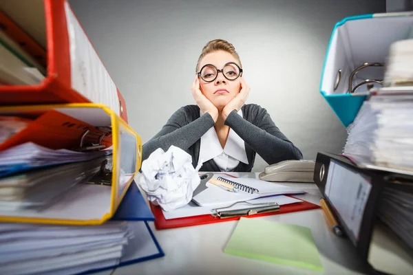 Aburrido somnolienta mujer de negocios en el cargo . — Foto de Stock