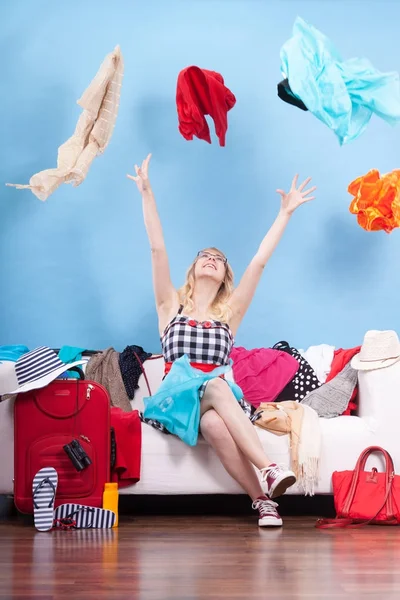 Mulher vomitando roupas, roupas voando em todos os lugares — Fotografia de Stock