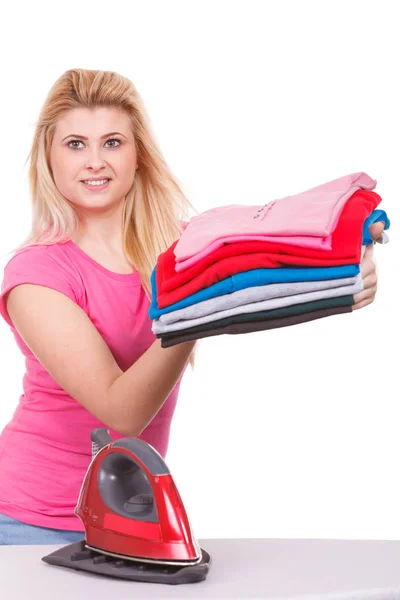 Mulher segurando pilha de roupas dobradas — Fotografia de Stock