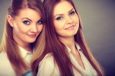 İki güzel kadın, sarışın ve esmer eğleniyor