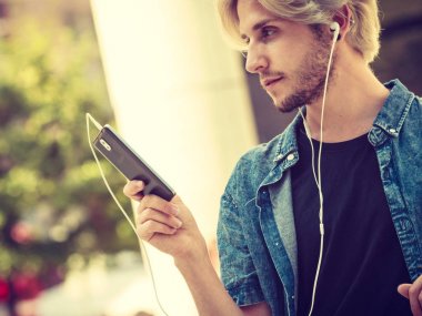 Hipster adam şehir sokak dinleme müzik ayakta