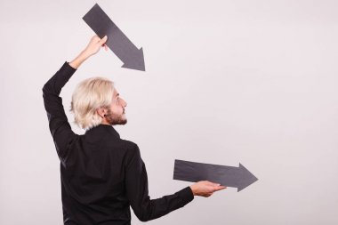 Aynı yönde iki oklar tutan adam