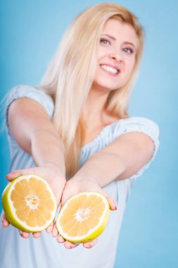 Kadın greyfurt narenciye meyve elinde tutan