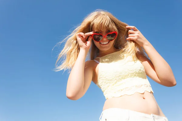 Mädchen mit Sonnenbrille entspannt im Freien gegen den Himmel — Stockfoto