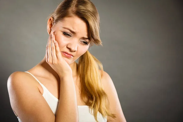 치아 통증에서 고통 받는 여성 — 스톡 사진