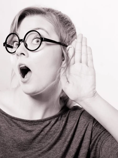 Gossiping shocked girl portrait. — Stock Photo, Image