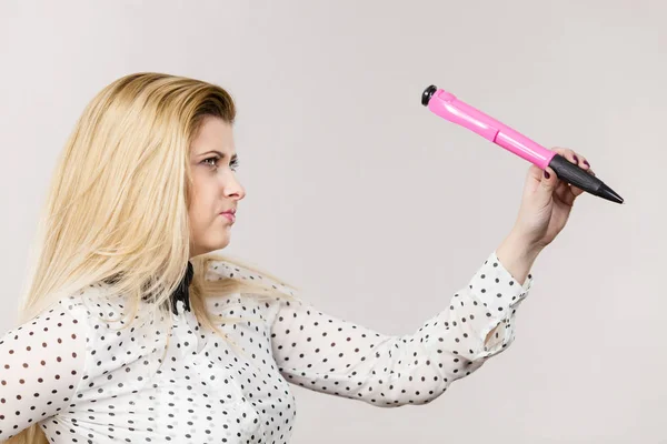 Žena držící velkých nadrozměrných pero — Stock fotografie