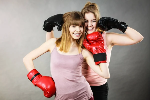Vrienden van de twee vrouwen het dragen van bokshandschoenen — Stockfoto