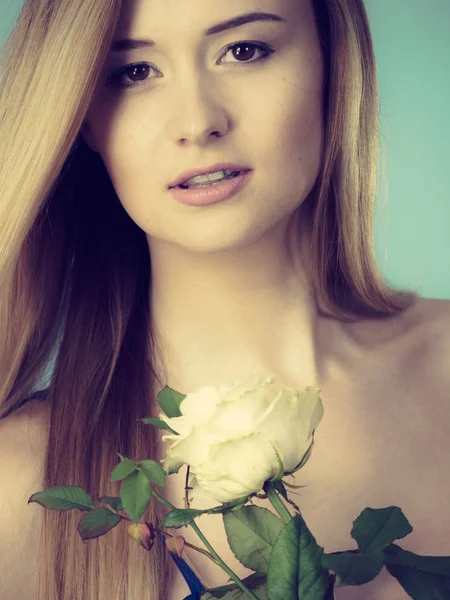 Mujer encantadora sosteniendo rosa blanca —  Fotos de Stock