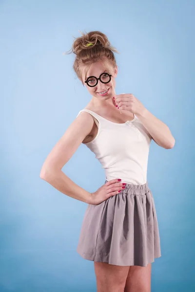 Mujer elegante fingiendo usar anteojos —  Fotos de Stock