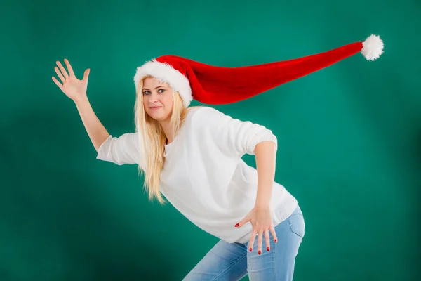 Frau mit windgeblasenem Weihnachtsmann-Hut — Stockfoto