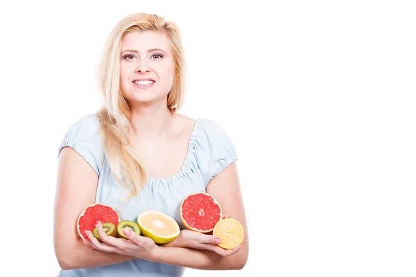 Kvinna som håller frukt kiwi. apelsin, citron och grapefrukt — Stockfoto