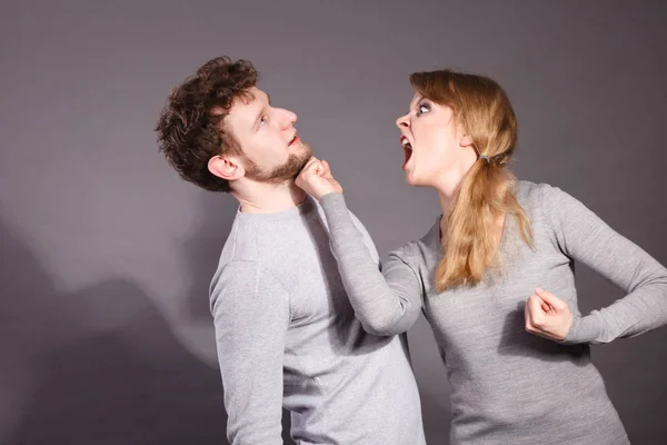 Mujer agresiva gritando al hombre . — Foto de Stock