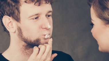 Kadın Güzellik erkek dudaklarından krem uygulamak.