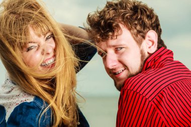 Closeop çift rahatlatıcı deniz kıyısında