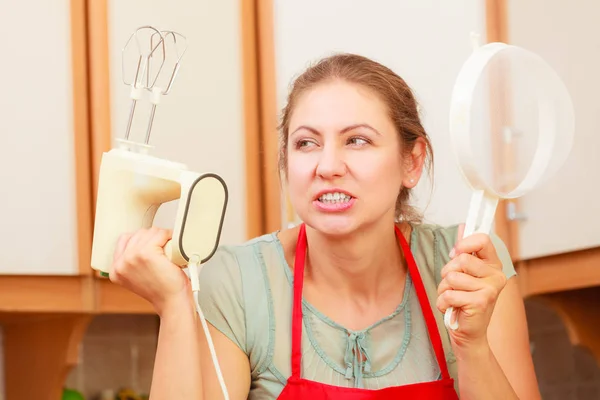 Dona de casa com misturador se divertindo na cozinha . — Fotografia de Stock