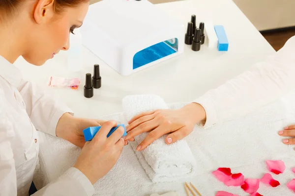 Vrouw getting manicure gedaan bestand nagels — Stockfoto