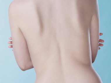 çıplak sırt ile genç kadın