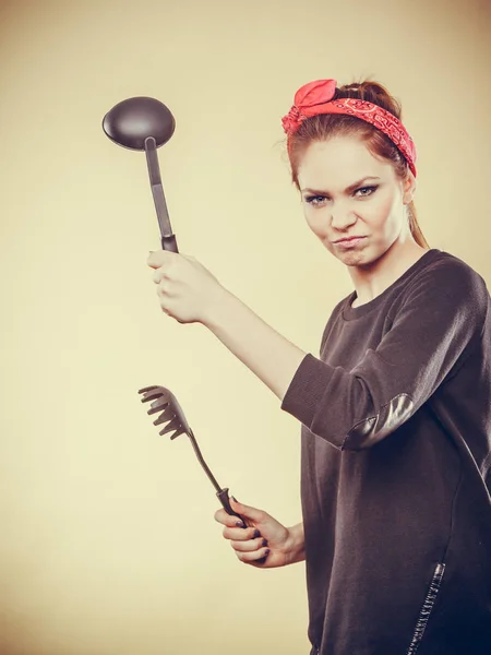 Kuchyně boj s retro dívka. — Stock fotografie