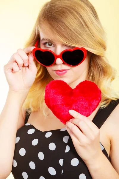 Vrouw met rood hart-liefde-symbool — Stockfoto