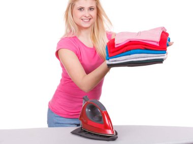 Katlanmış elbise yığını tutan kadın