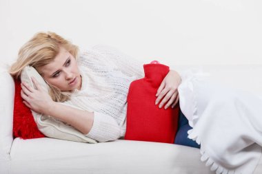 Cofa üzerinde yatan kadın duygu mide krampları