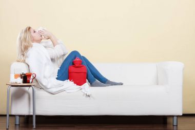 Kadının koltukta yalan grip olan hasta