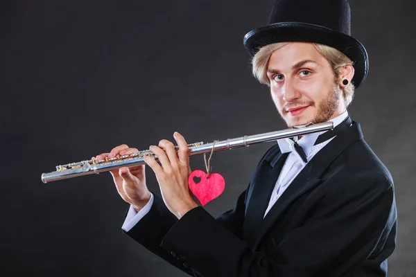 Flûtiste masculin avec flûte et cœur. Mélodie d'amour — Photo
