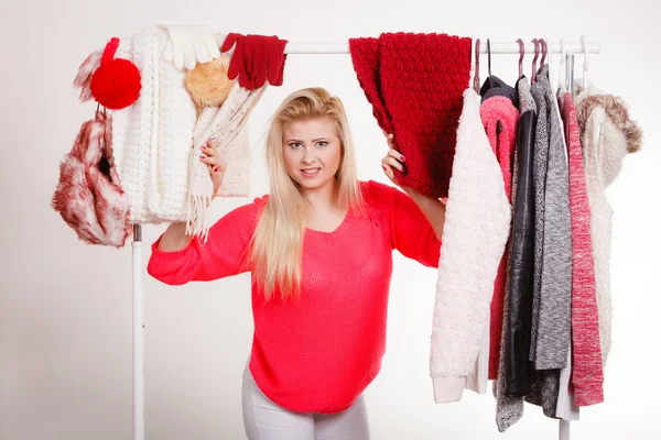 Dolap malzeme çekme kış kıyafeti duran kadın