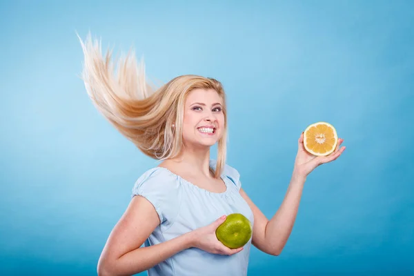 Vrouw met vruchten groen grapefruit — Stockfoto
