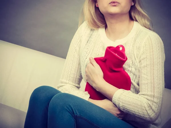 Cofa üzerinde oturan kadın duygu mide krampları