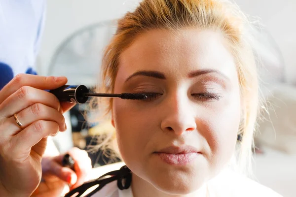 Mulher recebendo maquiagem cílios feita — Fotografia de Stock