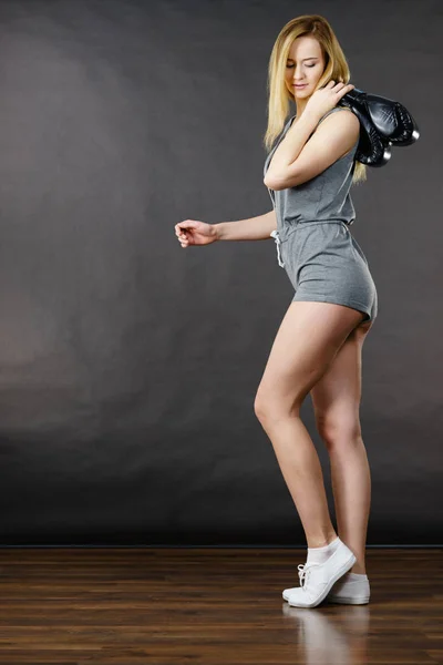 Frau mit Boxhandschuhen nach Kampf — Stockfoto