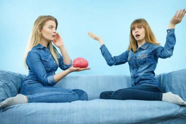 Düşünme iki kadın arkadaş