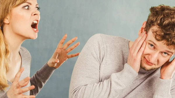 Marido y esposa gritando y discutiendo . — Foto de Stock