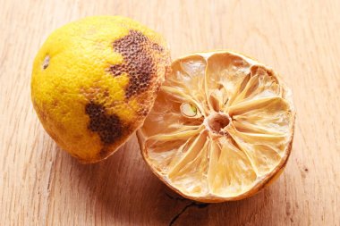 closeup eski çürük limon