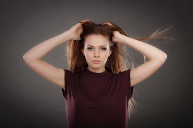 Saç sallayarak ile göz alıcı çarpıcı kadın.