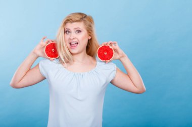 Kadın greyfurt narenciye meyve elinde tutan