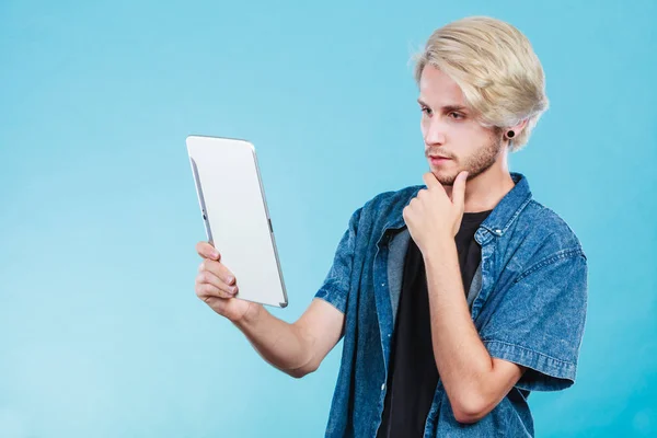 Tablet düşünme kullanarak trendy genç adam — Stok fotoğraf
