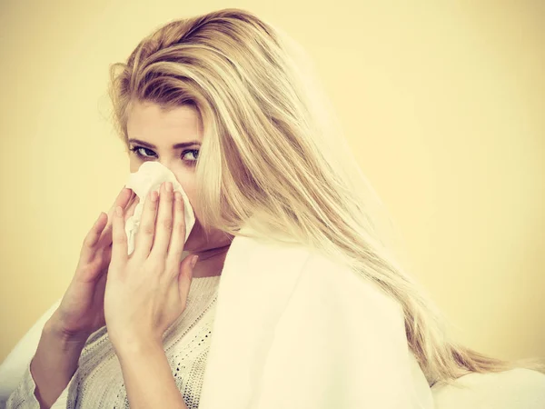 Vrouw ziek of griep liggend op de Bank hebben — Stockfoto