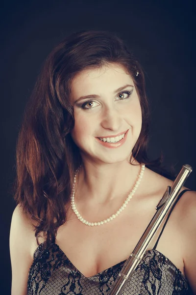 Mujer elegante con instrumento de flauta . — Foto de Stock