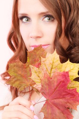 Elinde güzel sonbahar kız ile akçaağaç yaprakları