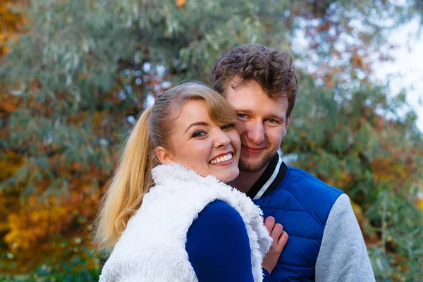 Casal apaixonado desfrutar de encontro romântico — Fotografia de Stock