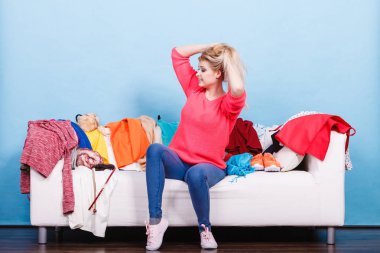 Kadınlar koltukta otururken ne giyeceğini bilemez.