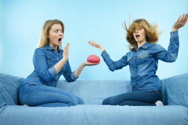 Düşünme iki kadın arkadaş