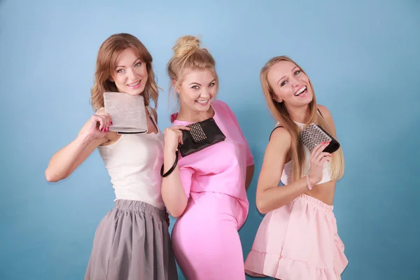 Елегантні жінки тримають ручний гаманець — стокове фото
