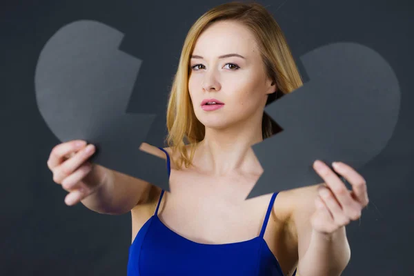 Joven mujer triste cubierta por el corazón roto . — Foto de Stock