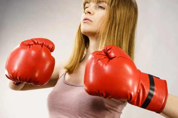 Mujer con guantes de boxeo —  Fotos de Stock