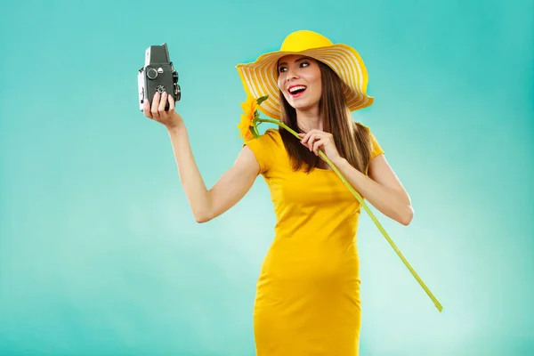 Sommaren kvinna håller solros gammal kamera — Stockfoto